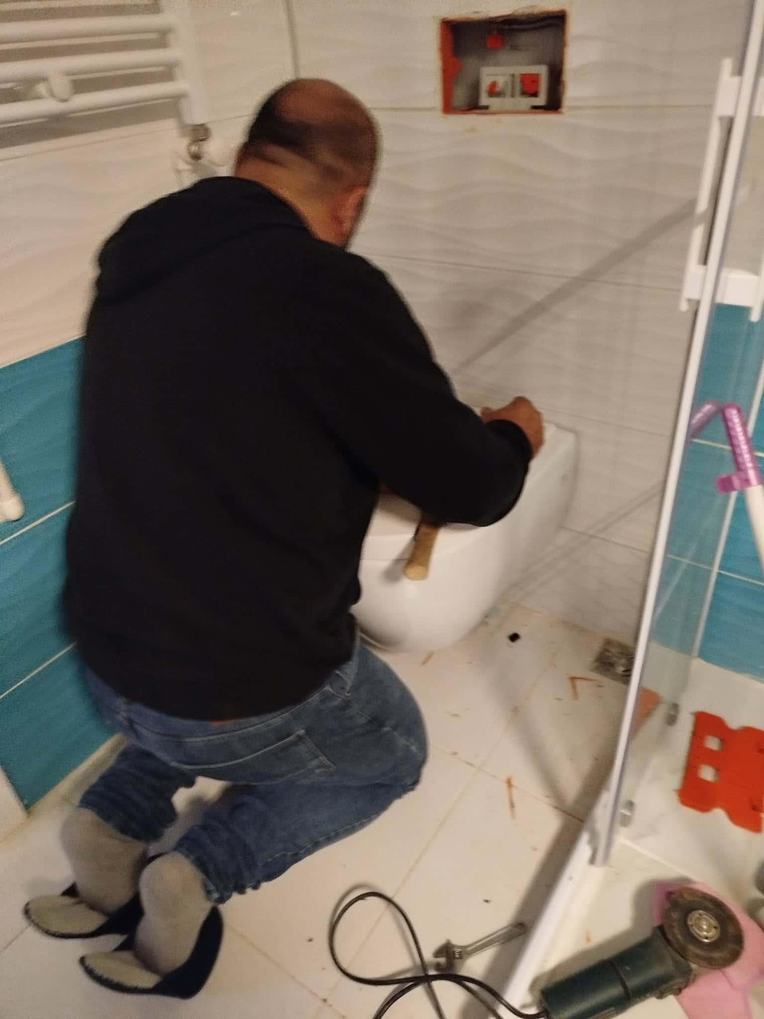 Klozet tamiri yapan tesisat ustası